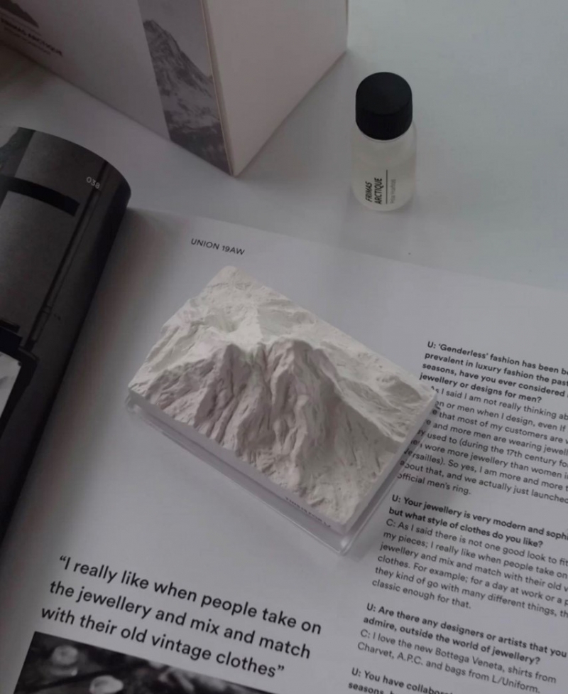 擴香石16除了外貌吸引之外,它推出的味道也非常有大自然感覺!包括花香調的「阿爾卑斯之花」、綠葉花香調的「阿爾卑斯龍膽草」及「山間牧草」,還有有著高冷格調的「極地白霜」。味道都是比較中性的味道,非常清爽又不會過於濃郁,完全跟外型無違和感,感覺在家裏聞到這些花香跟草香,人會很放鬆~