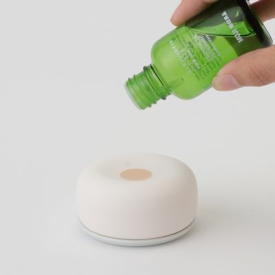 擴香石20無印良品推出的「芬香石」其實也是一樣的原理!它的外表貫徹它一向的簡約風,一共有黑白兩色的淨色款。雖然稱不上有很特別的設計,但是它圓潤的外表很有光滑感,帶給人莫名的療癒~