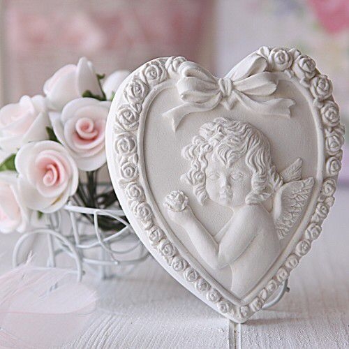 擴香石5當擴香石中濕度高於空氣時,向空氣排出水氣,達到擴香效果;擴香石濕度低於空氣時,從空氣吸收水氣,擴香效果就會較不明顯,不過此時只要在表面上噴點水,就一樣可達到擴香效果。待香味散去,下一次再加幾滴精油就可以達到同樣效果了。它可以重複使用,既環保實用!