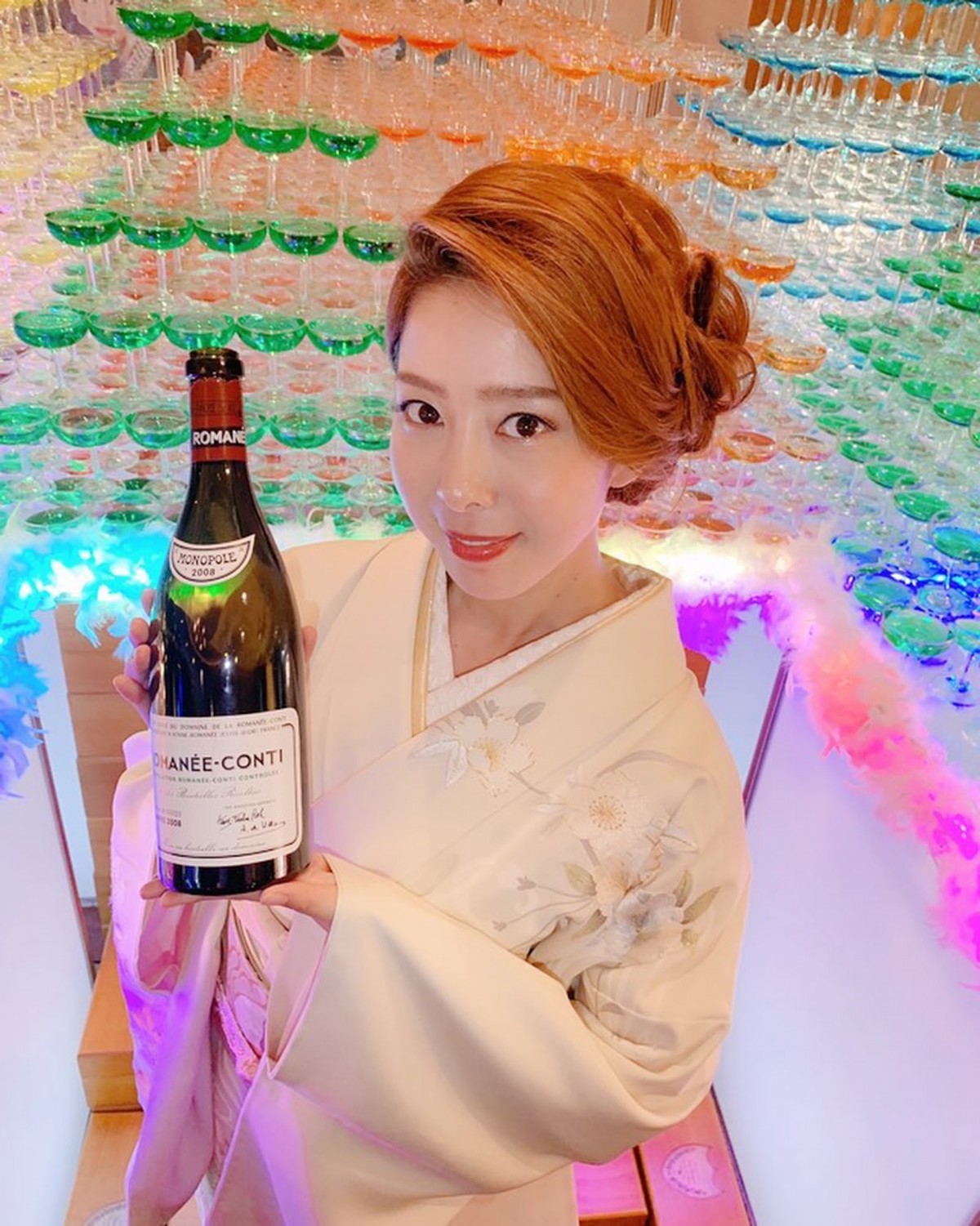 本身作為知名的陪酒女的Enrike,在2019年引退後,就開始經營生意,變得愈來愈富有。