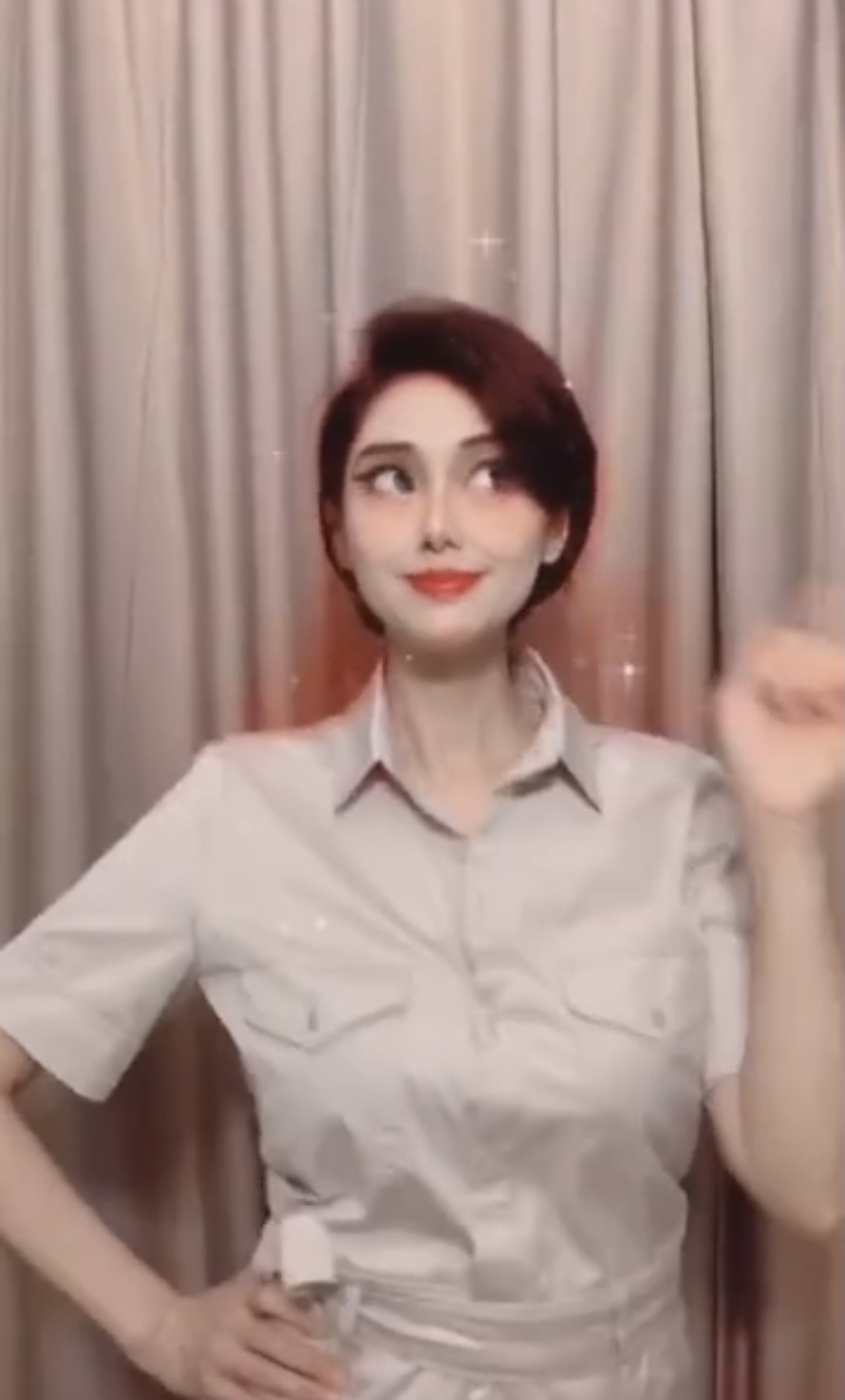 朱茵4最近年輕人的熱潮就是玩美顏Filter,不少女生拍照也要靠美顏濾鏡才可以發佈在社交平台上。美顏濾鏡花款百出,除了可以一秒變濃妝之外,還可以瘦臉,變大眼高鼻。看似萬能的美顏,原來也不是個個可以用。
