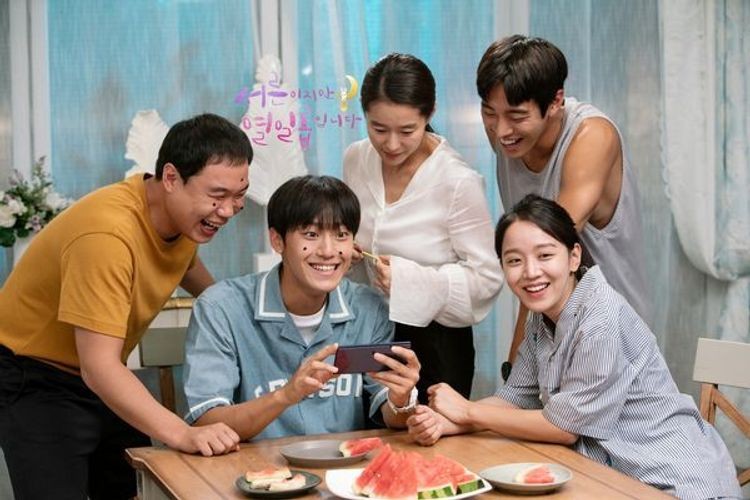 李到晛4之後更飾演金裕貞的弟弟在《先熱情地打掃吧》中亮眼演出。之後在2019年開始人氣直飆,在IU主演的《德魯納酒店》裏飾演護衛「高清明」,晉升為大勢新星,接著在《偉大的Show》也成功在觀眾心裏留下深刻的印象。