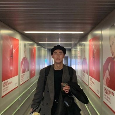 李宰旭2李宰旭可謂是近年紅得最快的演員新星,被大眾稱之為「整容級」實力派演技!他飾演的劇集不多,但是套套也是超紅的劇集,角色更讓人印象深刻,演技上被大讚厲害也沒有偶像包袱的他,被認為天生就是演員的材料!1998年出生的他,僅僅出道2年的時間就在在2019年人氣劇《意外發現的一天》爆紅並勇奪MBC演技大賞「男子新人獎」!