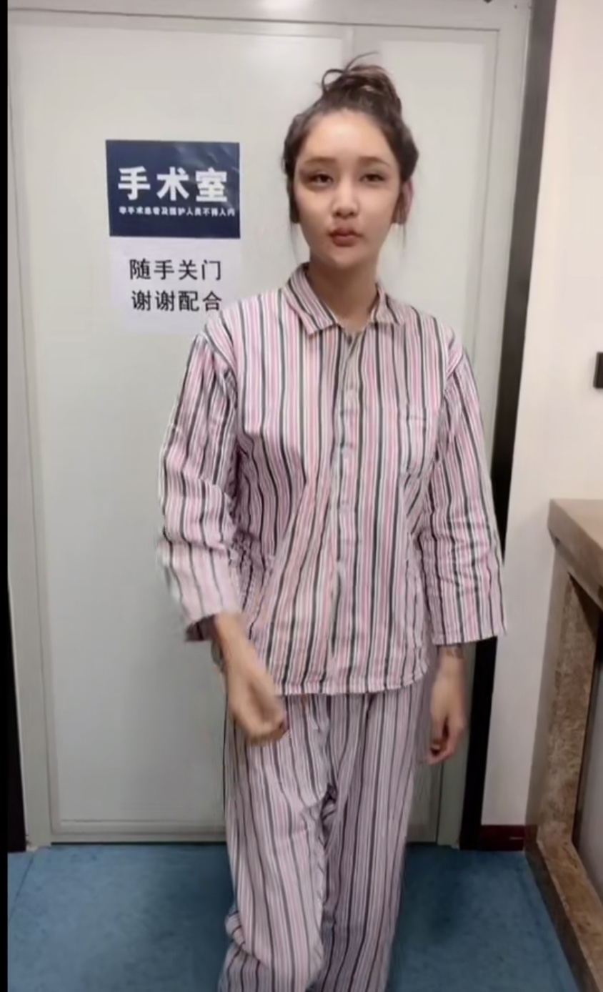 桃花寶寶24雖然他在網上勸喻人不要麻木的整容,但是他知道自己已經走上了一條不歸路,追求完美的他稱自己不可以容許自己的身體有一絲的不完美,雖然很怪自己當時年少無知就開始過度整形,但現在的他已經後悔莫及了,甚至覺得生活已經脫離不了手術室:「幾個月不整容就覺得難受」。