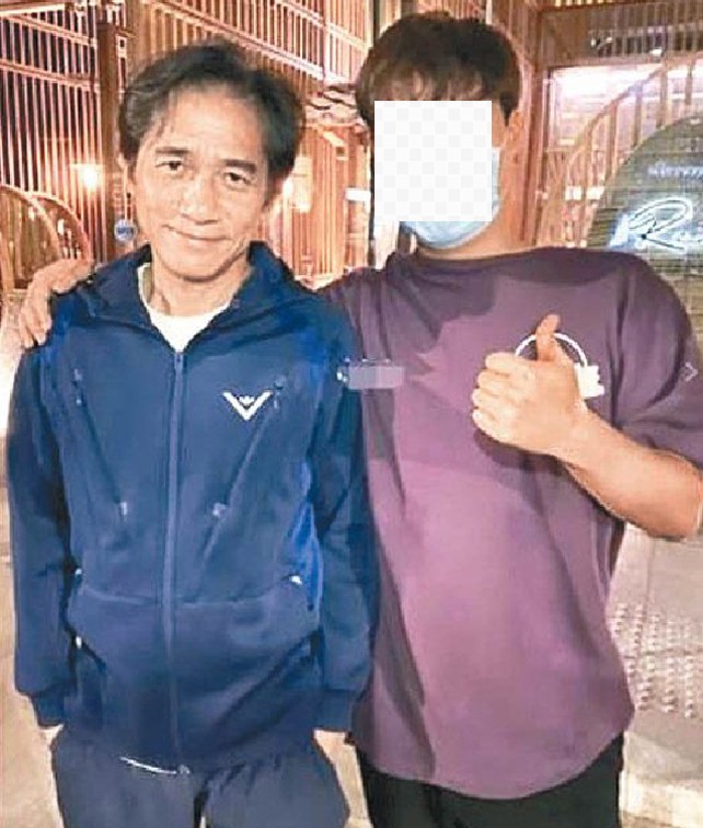 梁朝偉老梁朝偉近日現身悉尼街頭!正在拍攝Marvel電影《上氣與十環幫傳奇》的他被悉尼粉絲要求拍照,合照公開後,網民都紛紛感嘆梁朝偉「老了」!臉上的皺紋加上後移的髮線,顯得他十分滄桑憔悴!「那些年」風華絕代的男神們被時光洗禮,同期男星周星馳也不敵歲月了,看看還有誰吧~