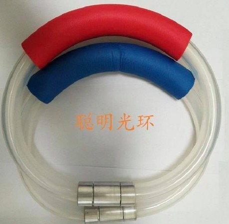 【淘寶中伏】從產品的示範圖中,可看到小朋友戴上了光環後的樣子,「光環」僅以透明膠管所製成,前面有一條紅/藍的海綿包著光環,後面有一個小鐵環鎖著膠管