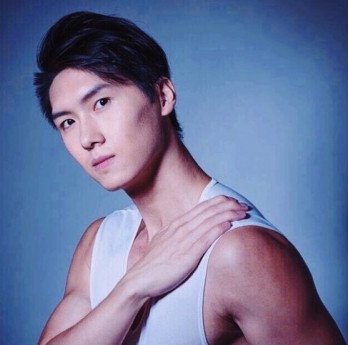 王浩信弟弟10他更曾參加內地一個配對節目《非常完美》。曾經報名TVB的藝員訓練班卻不幸在第二輪被淘汰,在2016年,又參選TVB香港先生一度成為當時城中熱話,但後來因病而逼不得而退賽。