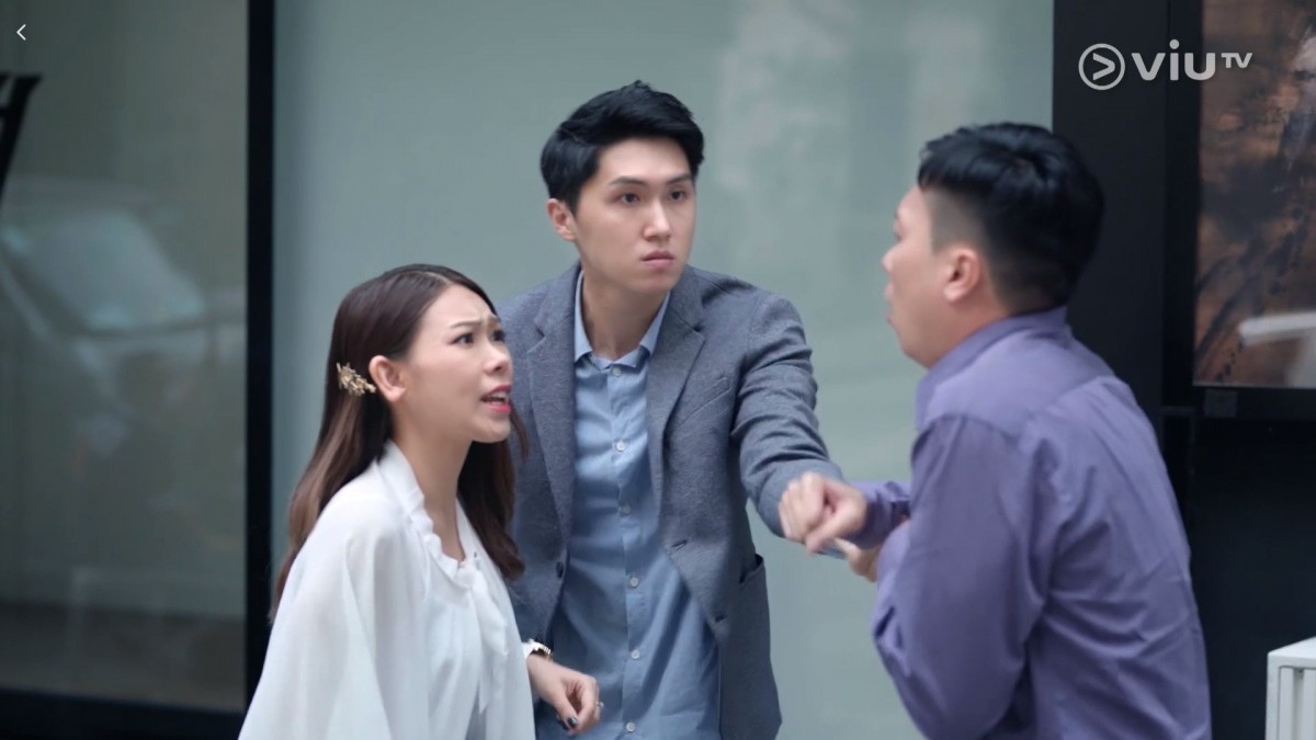 王浩信弟弟13ViuTV原創劇《熟女強人》人馬鼎盛,但是劇集反應奇差。部分觀眾認為故事內容奇怪,角色形象又不突出而負評如潮!日前一集在一眾大茄演員當中,有一位小生亮眼演出,更被指撞樣王浩信讓網民驚訝,後來發現原來那個正是王浩信的親細佬!