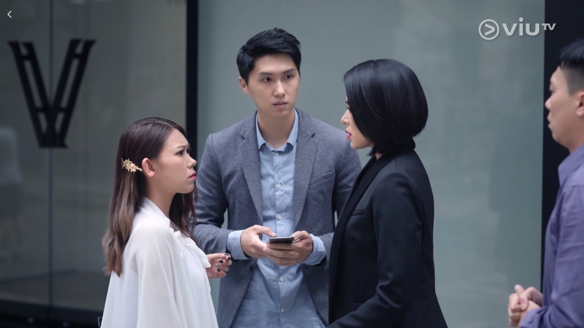 王浩信弟弟14ViuTV最近一劇《熟女強人》中,有一角激似王浩信,一度令網民以為王浩信轉電視台離開了TVB!與他撞樣的原來正正是他的親生弟弟王偉彤,難怪會讓人誤會!比他細7年的細佬原來也有意加入娛樂圈,更默默在多年前已經努力發展,曾參加無綫藝員訓練班被淘汰,也曾經參選過香港先生但最後因病告吹。今年繼續做客串演員轉型投靠ViuTV!