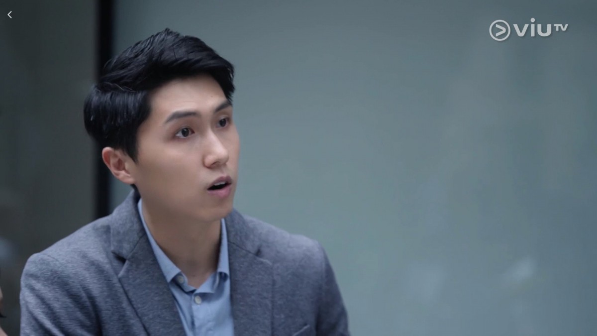 王浩信弟弟16ViuTV原創劇《熟女強人》人馬鼎盛,但是劇集反應奇差。部分觀眾認為故事內容奇怪,角色形象又不突出而負評如潮!日前一集在一眾大茄演員當中,有一位小生亮眼演出,更被指撞樣王浩信讓網民驚訝,後來發現原來那個正是王浩信的親細佬!