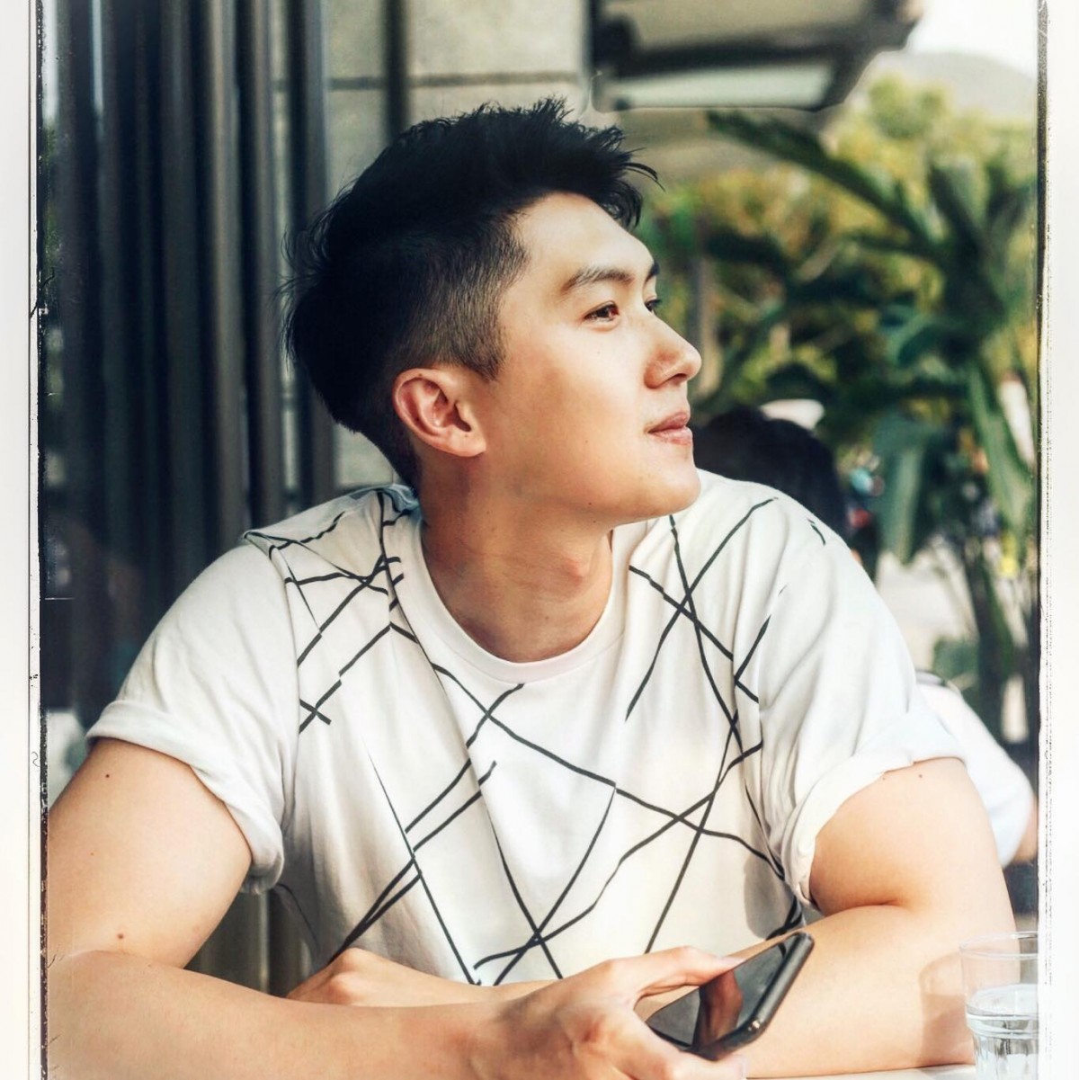 王浩信弟弟20他更曾參加內地一個配對節目《非常完美》。曾經報名TVB的藝員訓練班卻不幸在第二輪被淘汰,在2016年,又參選TVB香港先生一度成為當時城中熱話,但後來因病而逼不得而退賽。