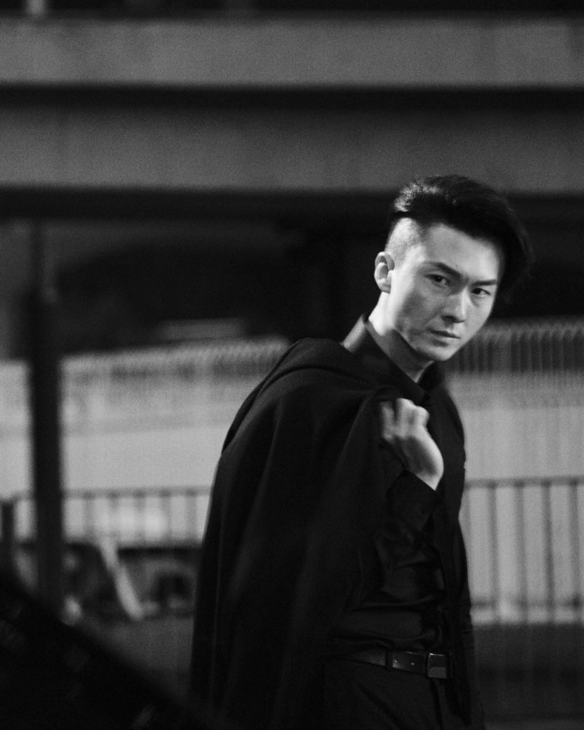 王浩信弟弟21最近大紅大紫的王浩信因《踩過界》和《反黑路人甲》被大讚演技,樣貌也不差的他五官精緻,身材也超有看頭,1米8的他還經常練一身肌肉,今年37歲的他不止保養的好,歲月更為他增添了不少男人味,讓事業更上一層樓!