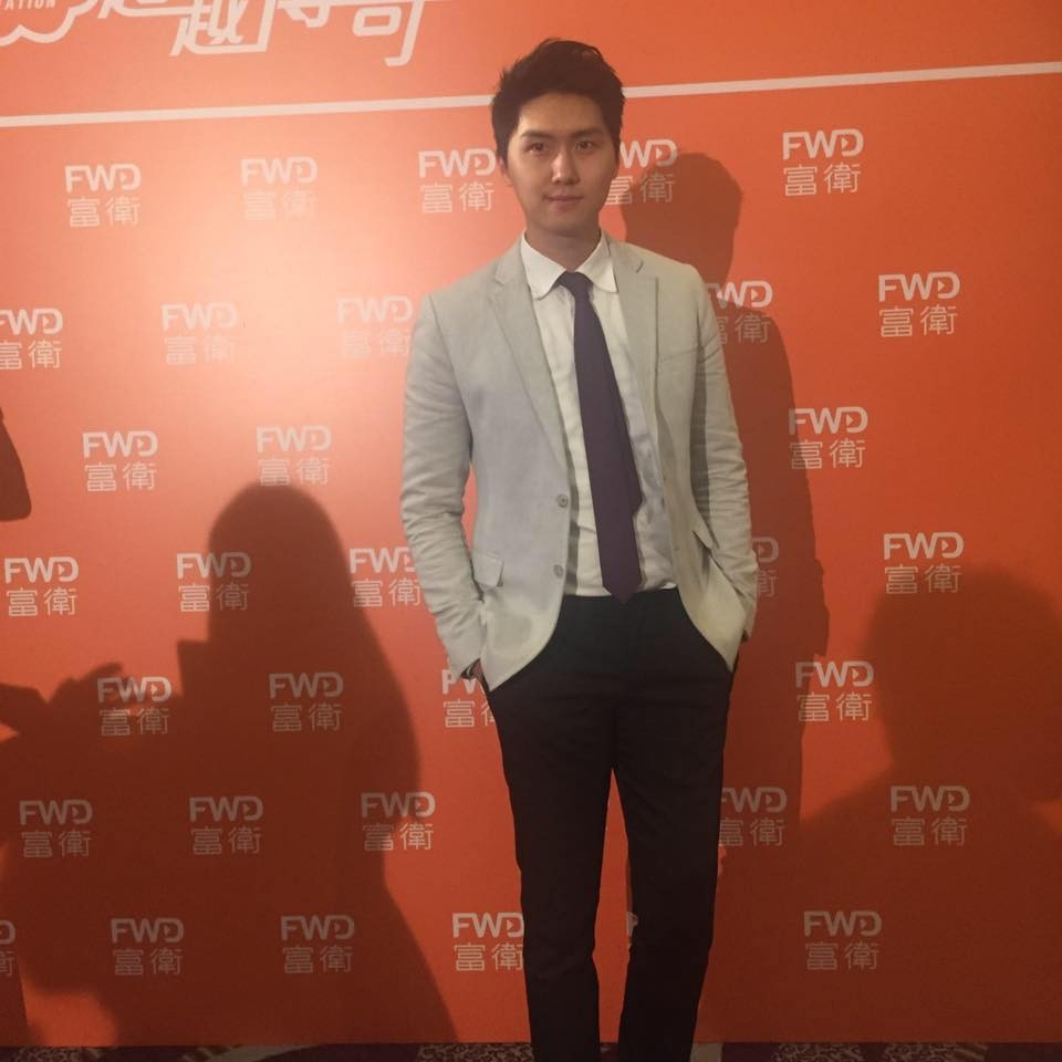 王浩信弟弟24就連身高和身形也與哥哥相約的王偉彤,也同樣在美國讀大學,回港後一邊做保險一邊尋找拍劇機會!