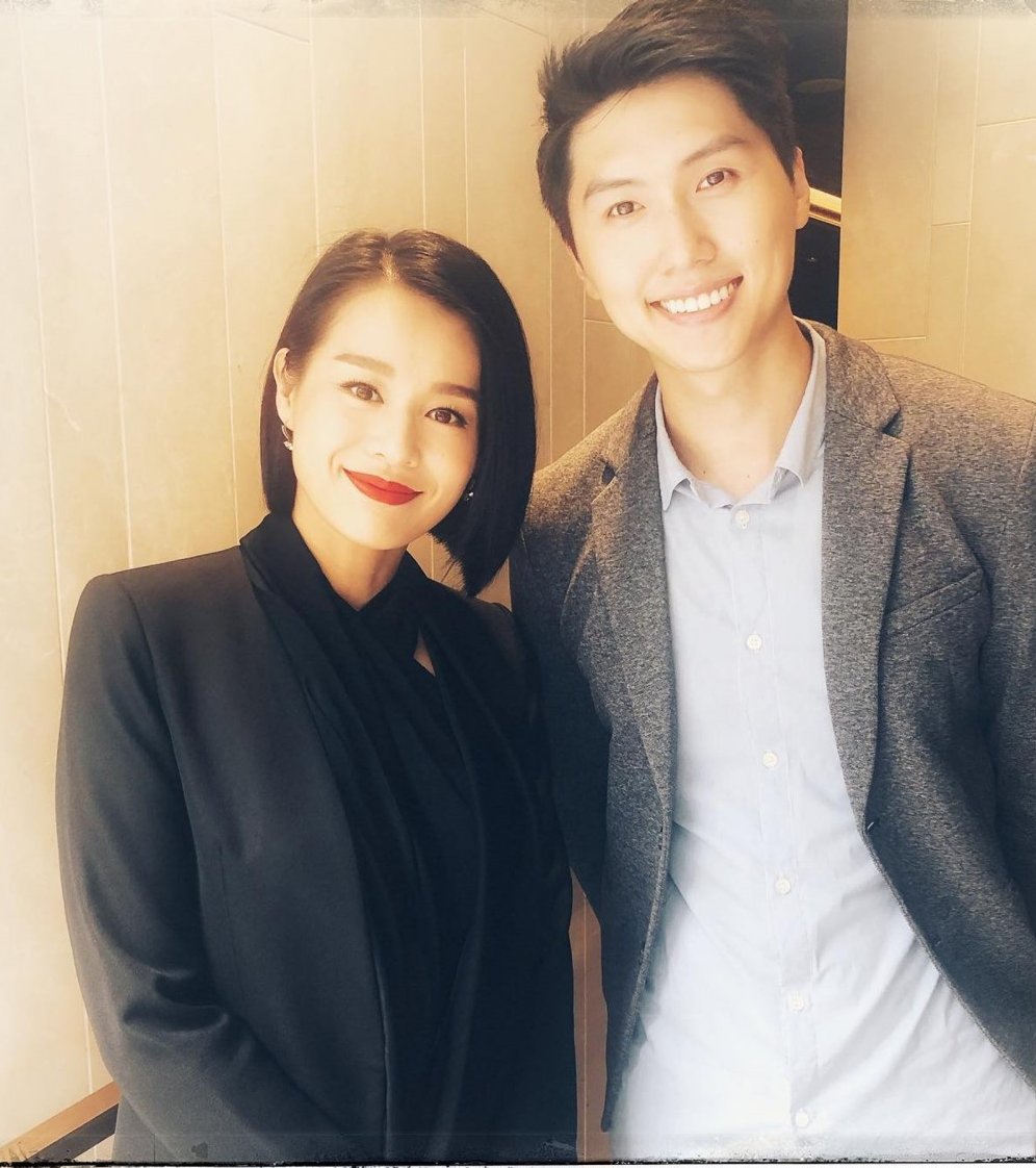 王浩信弟弟25王浩信原來有一位細7年的弟弟王偉彤!今年30歲的他最近也堅持努力向著演藝事業方向發展,最近在《熟女強人》中更與胡幸兒有對手戲,在劇中飾演一女子之男朋友,與騷擾女朋友的戀足癖爭執!王偉彤表情與王浩信有九成相似,就算笑容和聲音到極像他!