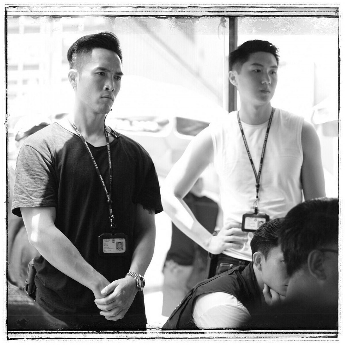 王浩信弟弟5雖然偶遇挫折,但近年來的演出機會也不少,在2018年在《飛虎之潛行極戰》中飾演了O記警員灰熊,與周志文等人拍檔演出,與他們關係也不差,一同吃飯和拍照。