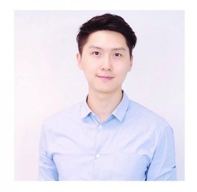 王浩信弟弟8其實他一直也默默在這個圈子努力突圍,在年輕時因身材高挑而不時做模特兒的工作,在不少商場和街頭的宣傳照中也能看到他的身影。