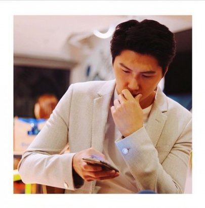 王浩信弟弟9其實他一直也默默在這個圈子努力突圍,在年輕時因身材高挑而不時做模特兒的工作,在不少商場和街頭的宣傳照中也能看到他的身影。