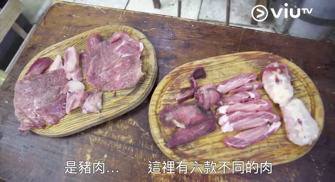 玩謝我阿婆33其中一幕Vivian Law帶婆婆去餐廳吃肉宴,最為讓人反感更被網民鬧爆,她騙了婆婆吞下老虎肉跟蜥蜴肉,然後才告訴她是實情,令婆婆大吃一驚立馬放下刀叉!