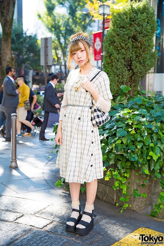 【女生穿搭】有種女生崇尚日系風格,喜歡高跟鞋襯襪子,但是直男真是覺得高跟鞋就是高跟鞋,襪子就是襪子,兩個不相襯的單品本來就不應搭在一起。