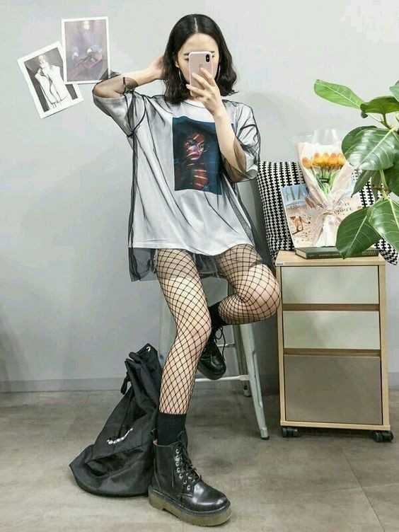 【女生穿搭】魚網襪就像是烤肉網,穿起來很騷氣,看起來也有點低俗甚至噁心,而且也看不懂它的時尚感