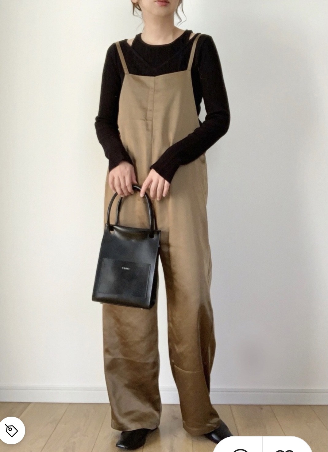 秋冬穿搭奶茶色10連身褲也是另一個好選擇,穿起來讓女生看起來非常型格脫俗,可以綁起馬尾乾淨俐落。超容易的黑搭焦糖色,整個造型就輕鬆出來了!