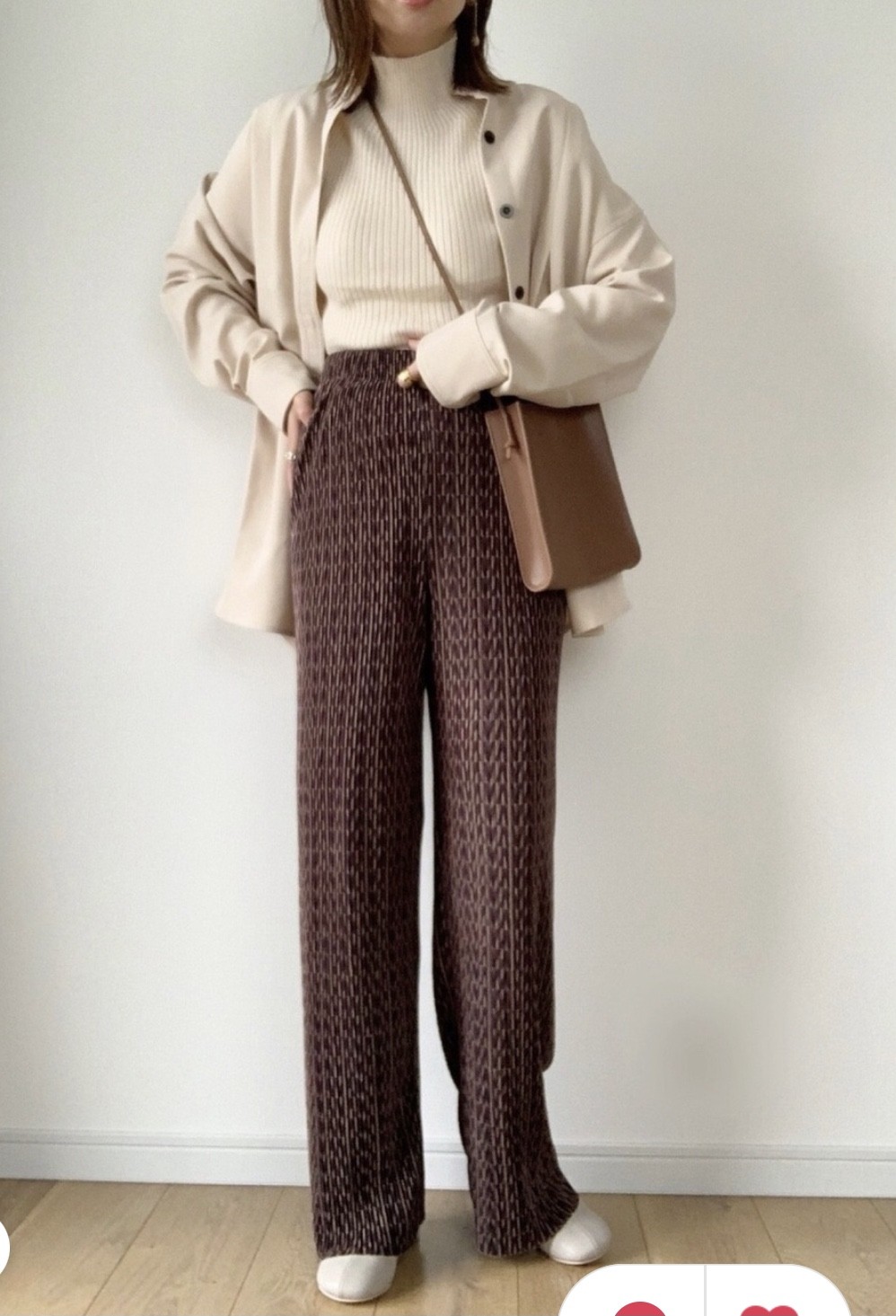 秋冬穿搭奶茶色12毛衣也就是「冷衫」!毛冷類的衣物在冬天簡直是超舒服又方便的單品~這種材質無論放在上衣、外套、甚至裙子也非常好質感,而且非常保暖!大大的粗冷毛衣看起來超有慵懶感~