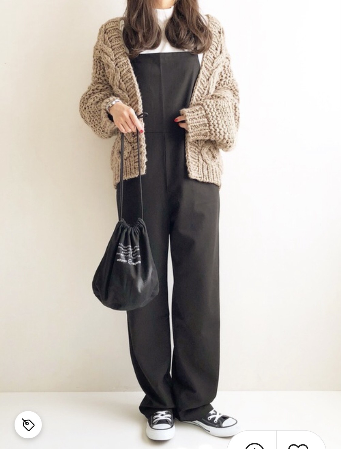 秋冬穿搭奶茶色15連身褲也是另一個好選擇,穿起來讓女生看起來非常型格脫俗,可以綁起馬尾乾淨俐落。超容易的黑搭焦糖色,整個造型就輕鬆出來了!