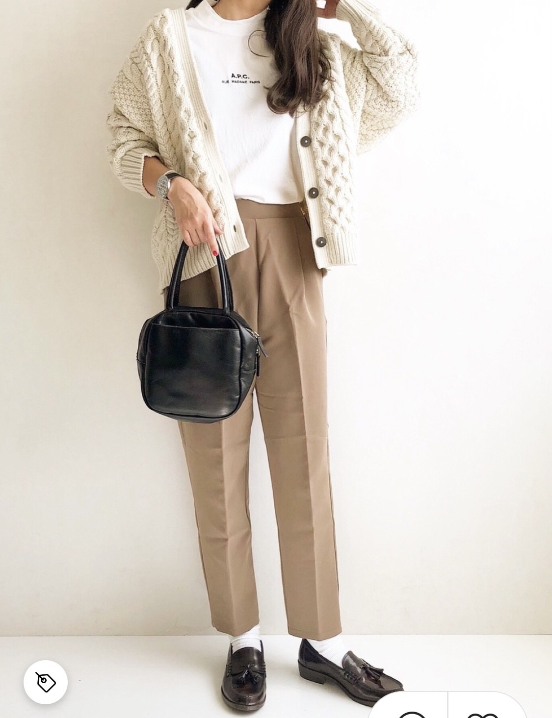 秋冬穿搭奶茶色16短版的外套也可以用來點綴整套普通的穿搭,讓身材腰線突出,拉高比例超顯瘦!