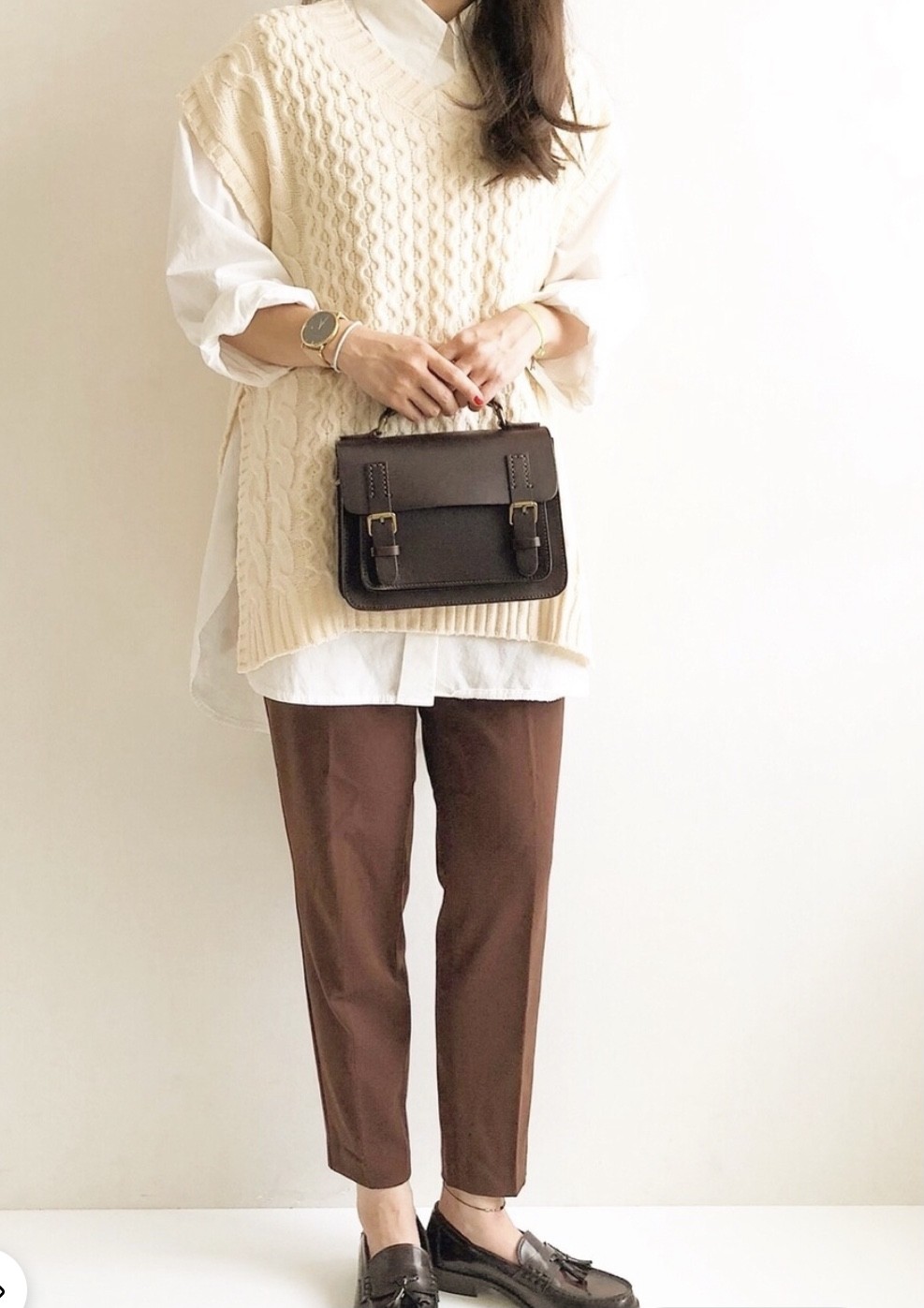 秋冬穿搭奶茶色17每個日本女生家裏都會有囤積各式各樣的恤衫,因為看起來斯文爾雅,下身隨便配搭一條褲子或裙子就非常好看了~白色的恤衫也是必殺商品,因為它的百搭程度實在是爆燈!用作內搭看起來就超級文青~