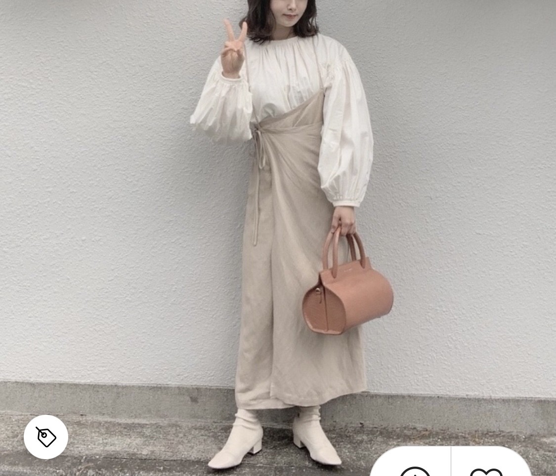 秋冬穿搭奶茶色2今年日系的吊帶裙流行只有一條吊帶,甚至是吊帶一高一低!不平衡感也是流行的元素,大家不妨可以試試看~看起來非常斯文高貴!