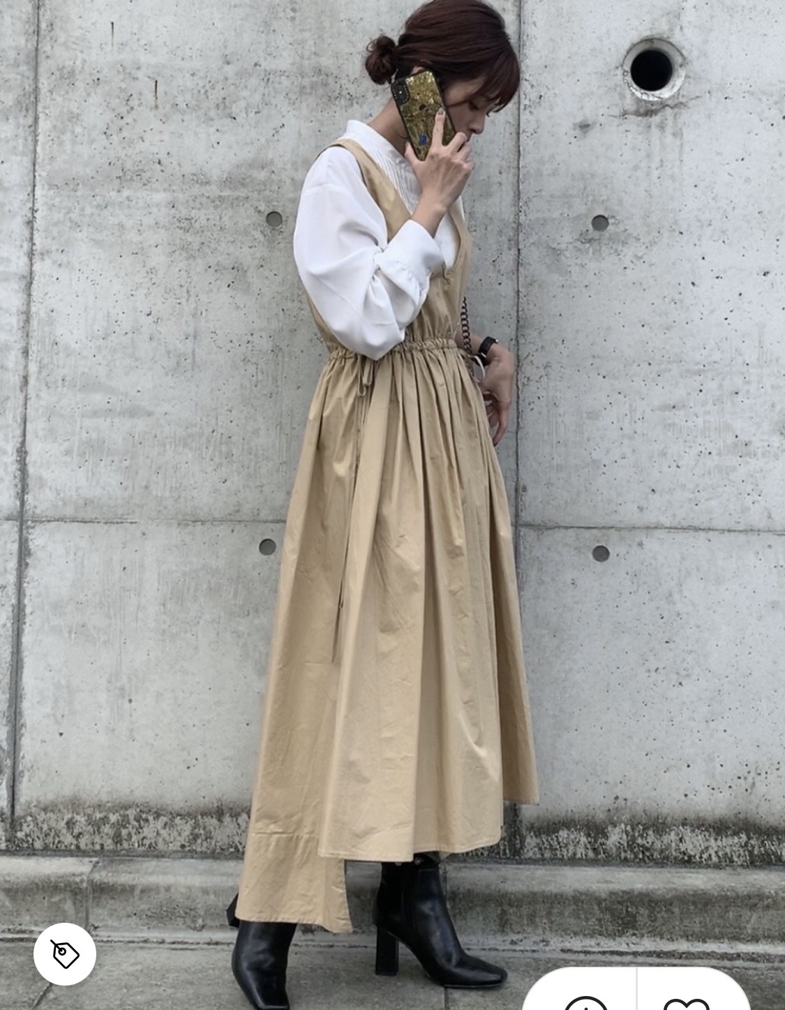 秋冬穿搭奶茶色20每個日本女生家裏都會有囤積各式各樣的恤衫,因為看起來斯文爾雅,下身隨便配搭一條褲子或裙子就非常好看了~白色的恤衫也是必殺商品,因為它的百搭程度實在是爆燈!用作內搭看起來就超級文青~