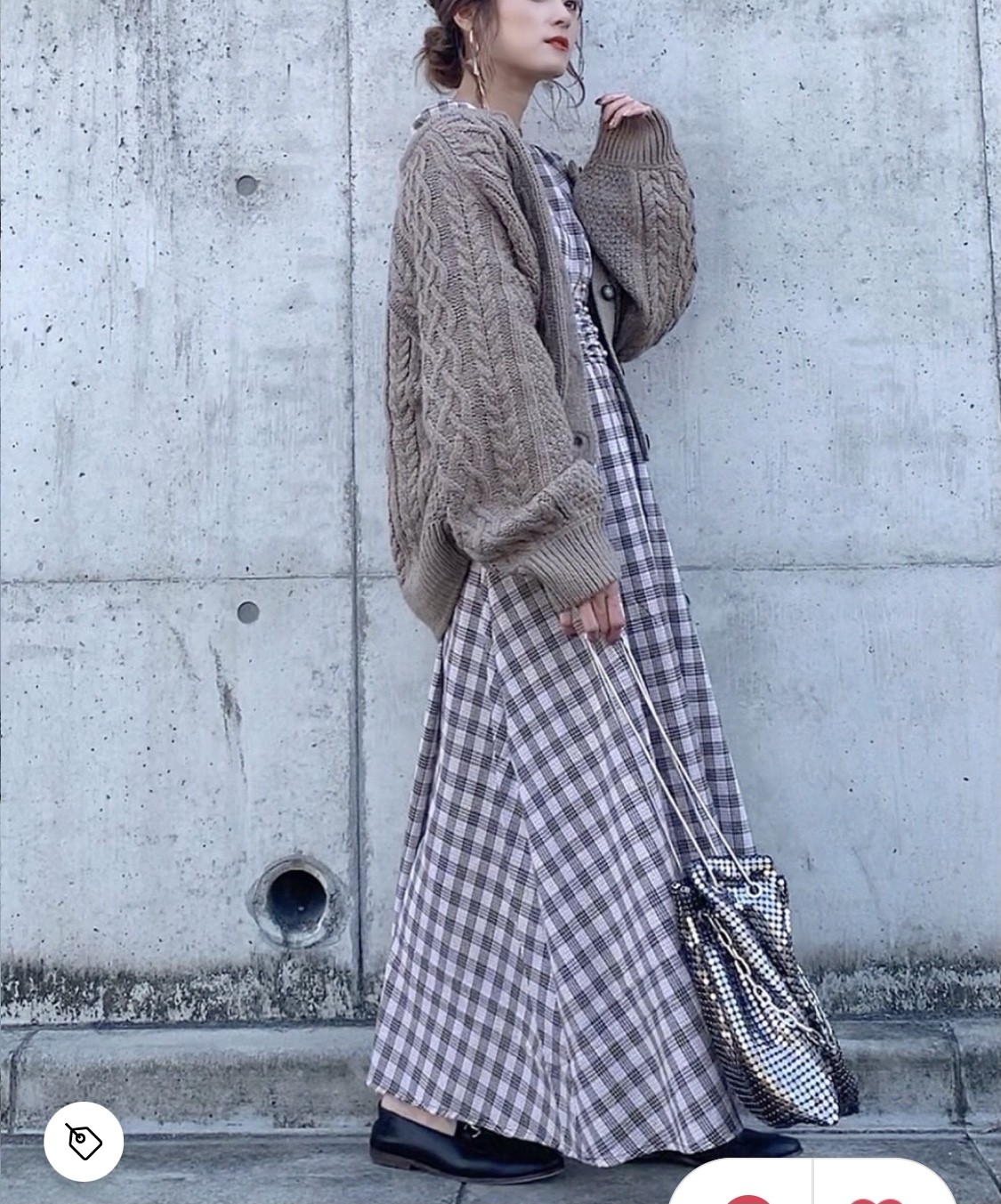 秋冬穿搭奶茶色23毛衣也就是「冷衫」!毛冷類的衣物在冬天簡直是超舒服又方便的單品~這種材質無論放在上衣、外套、甚至裙子也非常好質感,而且非常保暖!大大的粗冷毛衣看起來超有慵懶感~