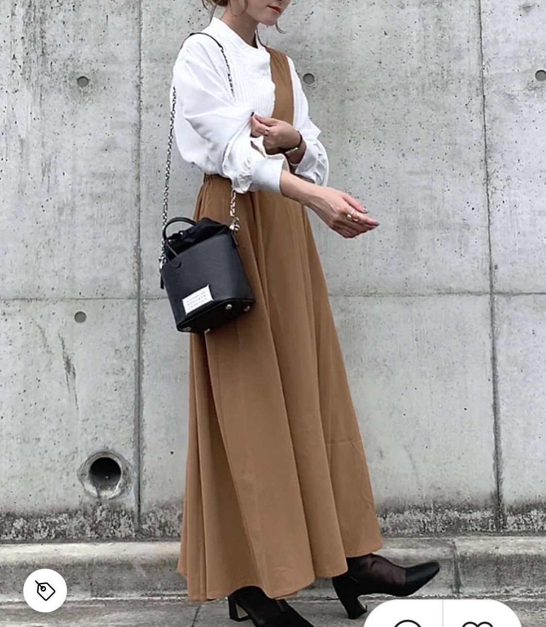 秋冬穿搭奶茶色24秋冬季不知不覺就來臨,最近又風起,出門前要記得添衣啊~秋意漸濃,一想到秋冬的衣物就會想起奶茶咖啡色穿搭,焦糖啡和奶白色的混搭真的是秋冬最讓人感到溫暖的顏色啊~百搭的奶茶色無論襯黑襯白也很好看,日本女生也大愛!她們甚至可以靠恤衫、毛衣、連身裙3樣單品的配搭走過整個冬天!來看看2020秋冬日系都在流行怎麼穿吧~