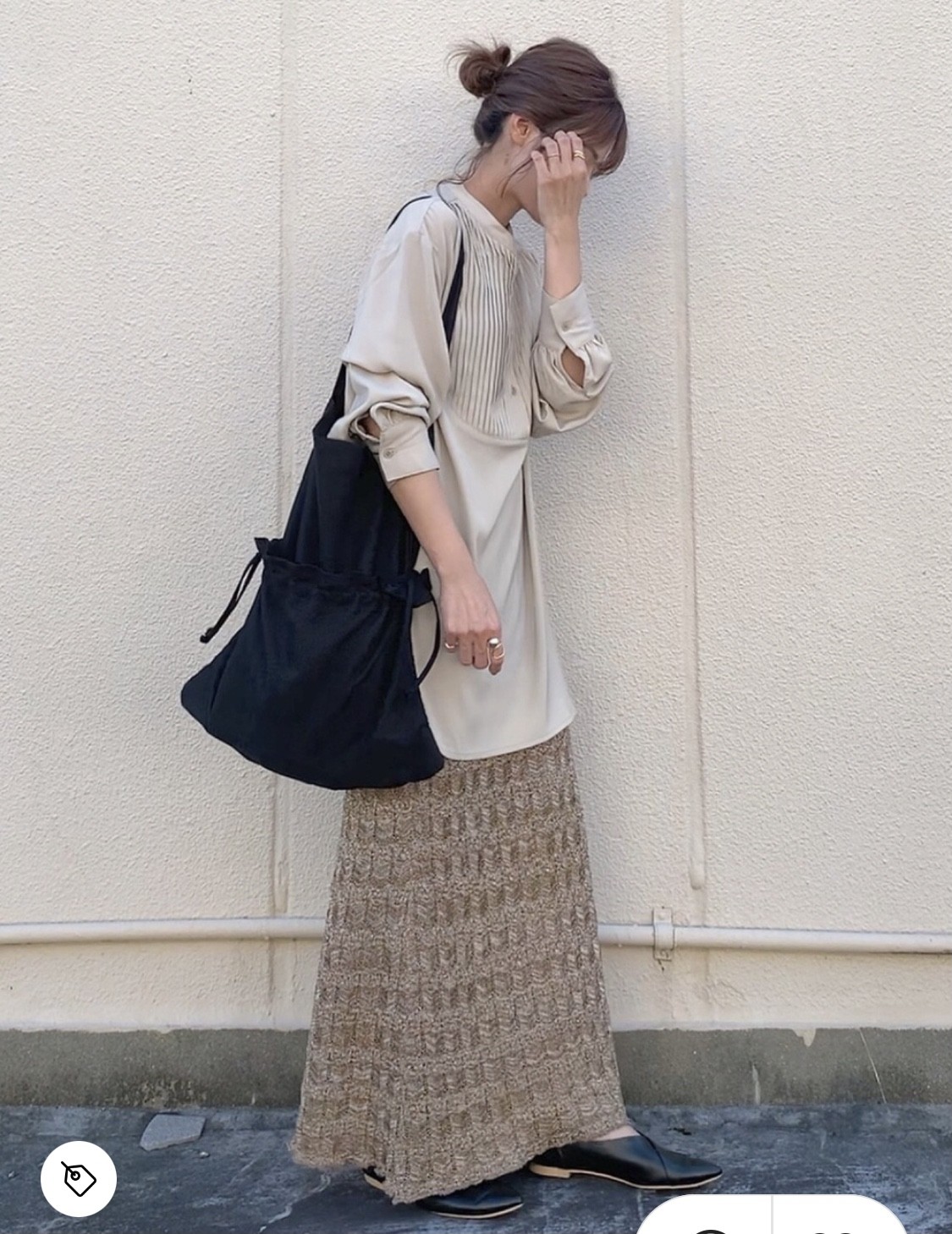 秋冬穿搭奶茶色25每個日本女生家裏都會有囤積各式各樣的恤衫,因為看起來斯文爾雅,下身隨便配搭一條褲子或裙子就非常好看了~白色的恤衫也是必殺商品,因為它的百搭程度實在是爆燈!用作內搭看起來就超級文青~