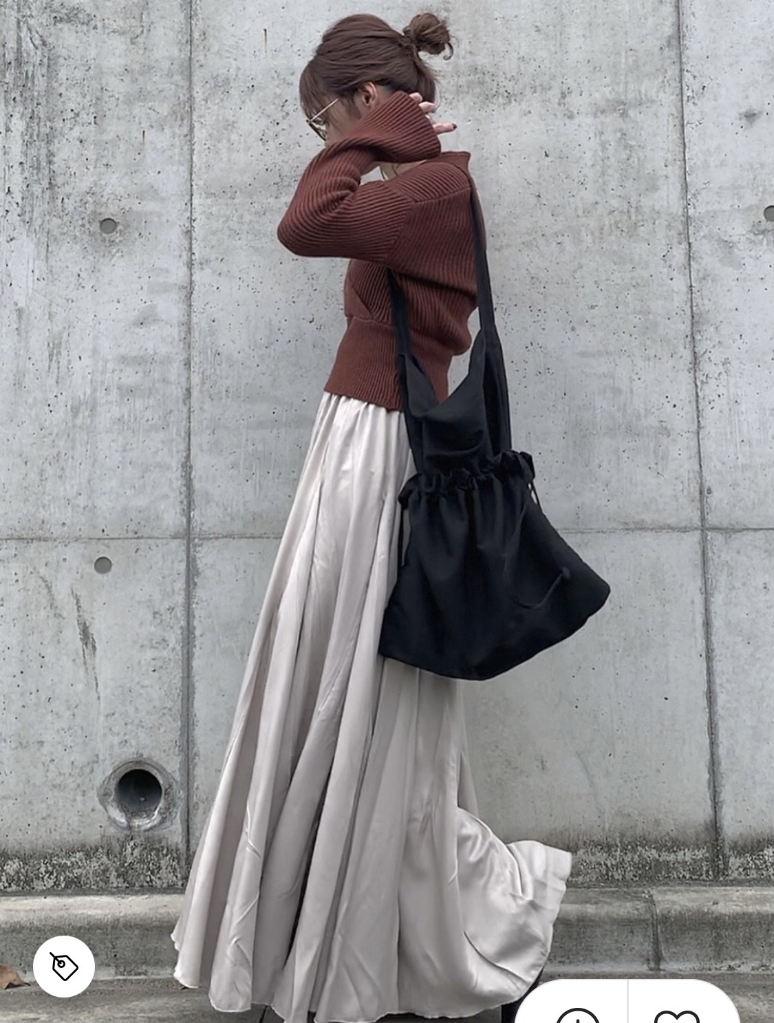 秋冬穿搭奶茶色28連身裙絕對是提升時尚感的超易搭單品!除了前幾年很流行的連身碎花裙之外,一些吊帶的連身裙也是加強層次感的單品!一些夏天的吊帶長裙其實外加一件短版冷上衣,也就可以俐落的成為下身的單品。