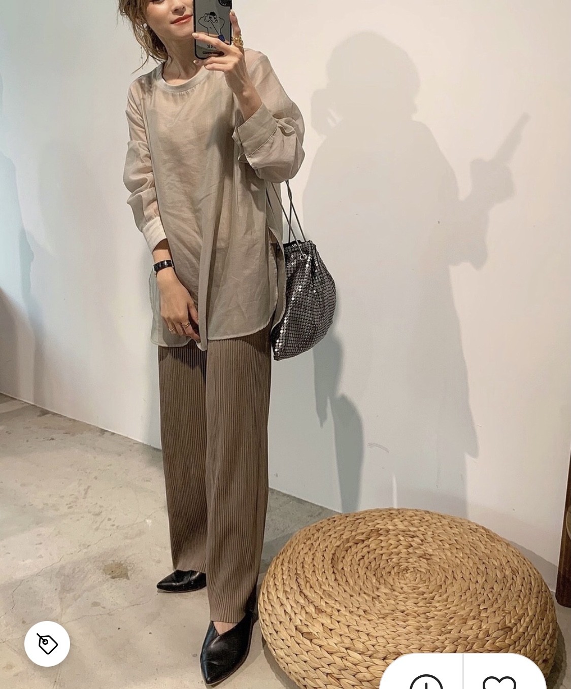 秋冬穿搭奶茶色29恤衫如果想要特別一點,走典雅中性的風格,就可以選一些高領口或是圓領口的設計,這樣看起來不會那麼正式,也非常時尚!