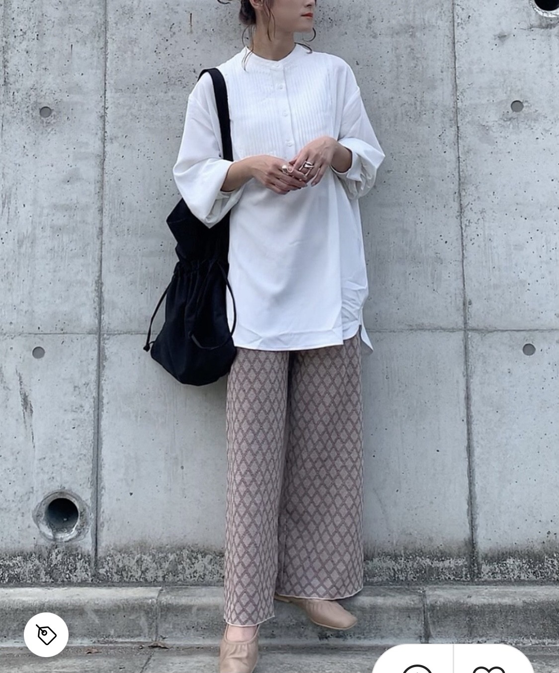 秋冬穿搭奶茶色30恤衫如果想要特別一點,走典雅中性的風格,就可以選一些高領口或是圓領口的設計,這樣看起來不會那麼正式,也非常時尚!