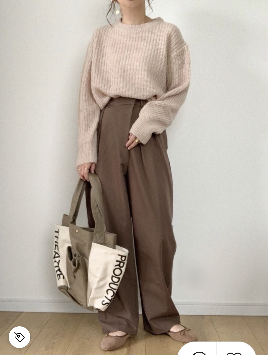 秋冬穿搭奶茶色9日本女生都很愛整潔,在冬天她們除了保暖之外,穿搭也要美美的,乾淨俐落的冬天穿搭很重要,挑一些超級好搭的單品才不會看起來又肥又臃腫!日本女生的3樣必殺單品就是恤衫、毛衣和連身裙!在日本街頭上真的隨處都可以看到她們用這三樣配搭的穿搭,而且奶茶色和咖啡色也是她們的必備顏色,在冬天看起來超有氣質的~