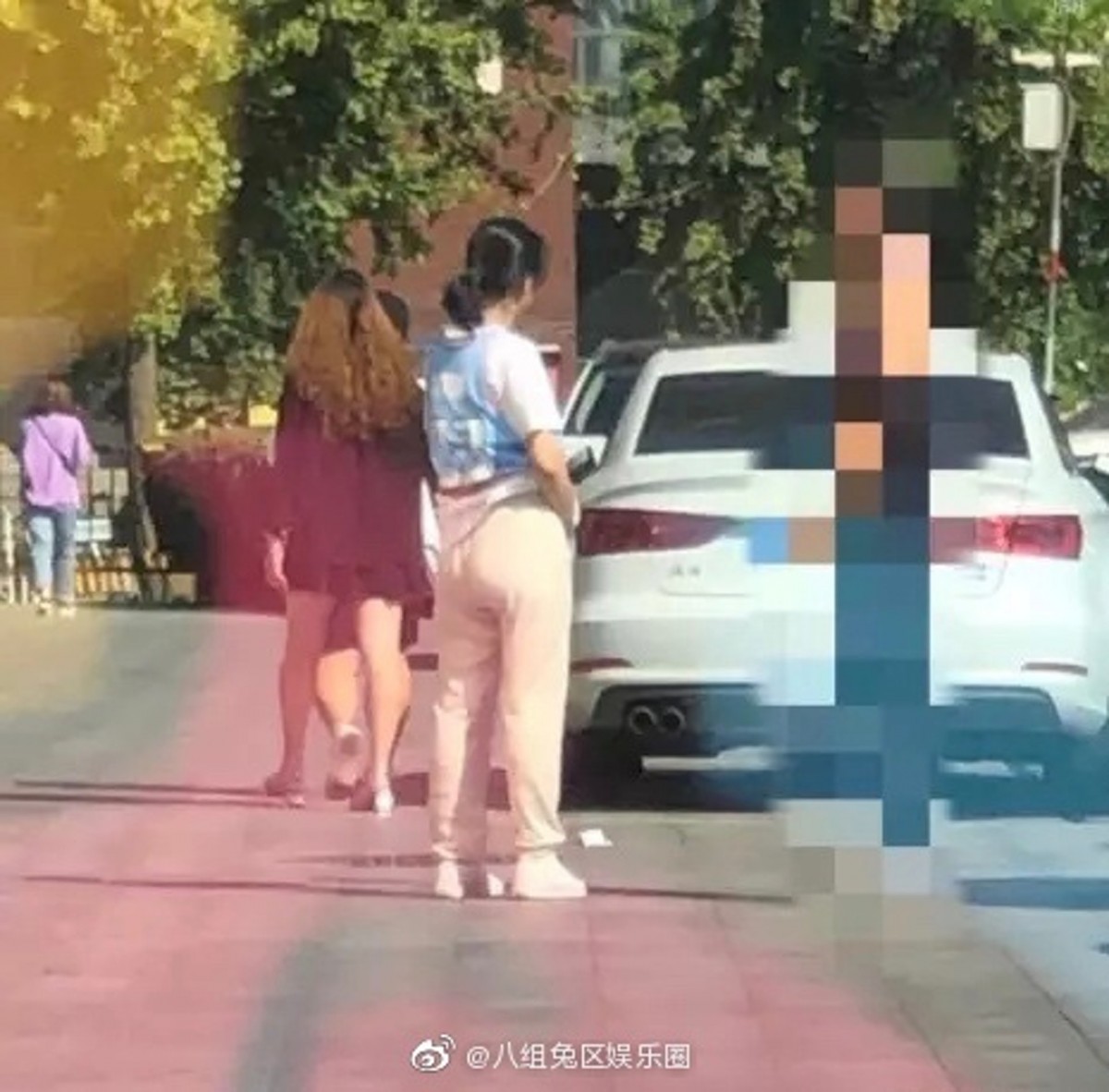 【大陸網紅P圖】看到明顯看肚腩凸起,頭髮綁了一個小馬尾,肌膚帶點拗黑,在猛烈的陽光下,瞇起了雙眼,與平日她本人自拍的相片似乎差天共地