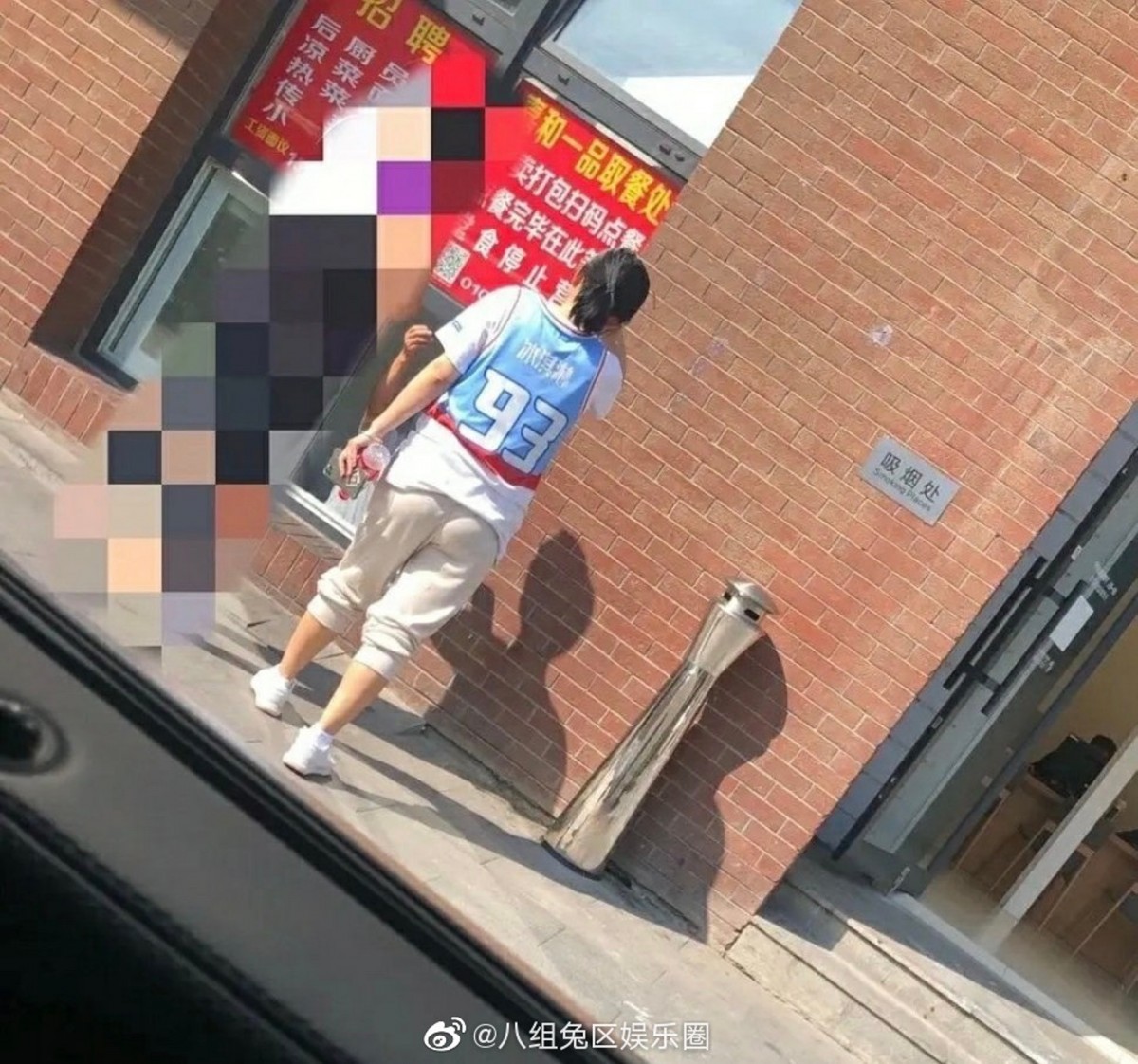 【大陸網紅P圖】看到明顯看肚腩凸起,頭髮綁了一個小馬尾,肌膚帶點拗黑,在猛烈的陽光下,瞇起了雙眼,與平日她本人自拍的相片似乎差天共地