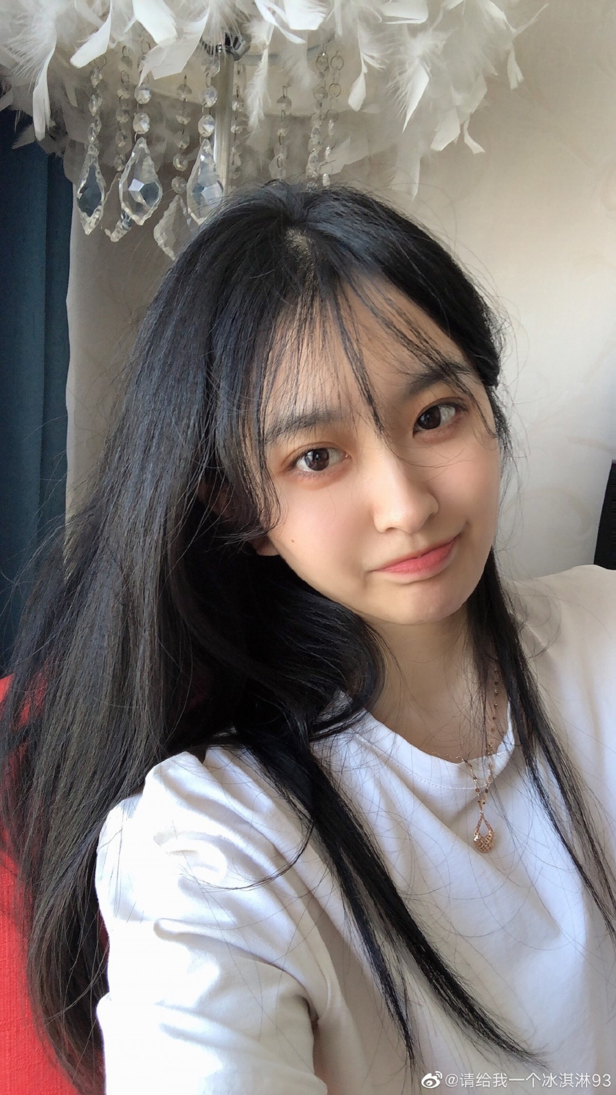 【大陸網紅P圖】頭髮綁了一個小馬尾,肌膚帶點拗黑,在猛烈的陽光下,瞇起了雙眼,與平日她本人自拍的相片似乎差天共地