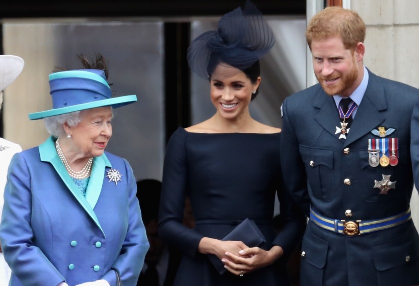 英國王室的內部人士稱,英女王在2019年選擇的4張相片都是王室的直接繼承人,所以不認為有在排擠哈里和梅根