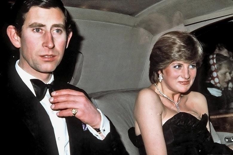 戴安娜王妃於1981年與查理斯訂婚後,首次跟未婚夫出席公開活動時,就穿上了一條略為性感的黑色荷葉邊露肩長裙