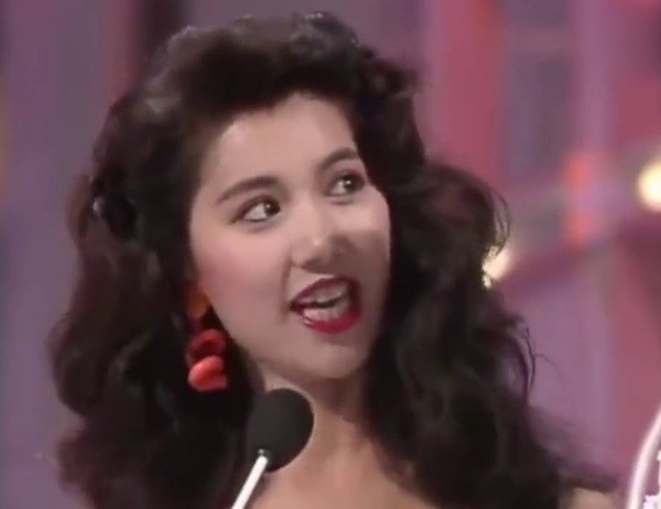 【藝人花名】袁詠儀於1990年參選《香港小姐競選》時,就被曾志偉取笑全身上下沒有靚的地方,不解為何會當選。
