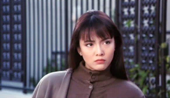 【藝人花名】鄭裕玲的真的英文名Carol,而「DoDo」只是她的別稱,因為小時候鄭裕玲家中的鬧鐘發出「嘟嘟」的聲音,而她亦愛模仿「嘟嘟」的聲音