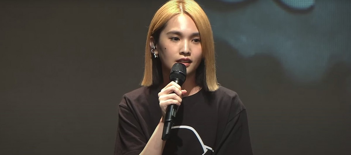 在台上以蕭敬騰的歌曲《只能想念你》來懷緬小鬼的楊丞琳透露兩年前的今日