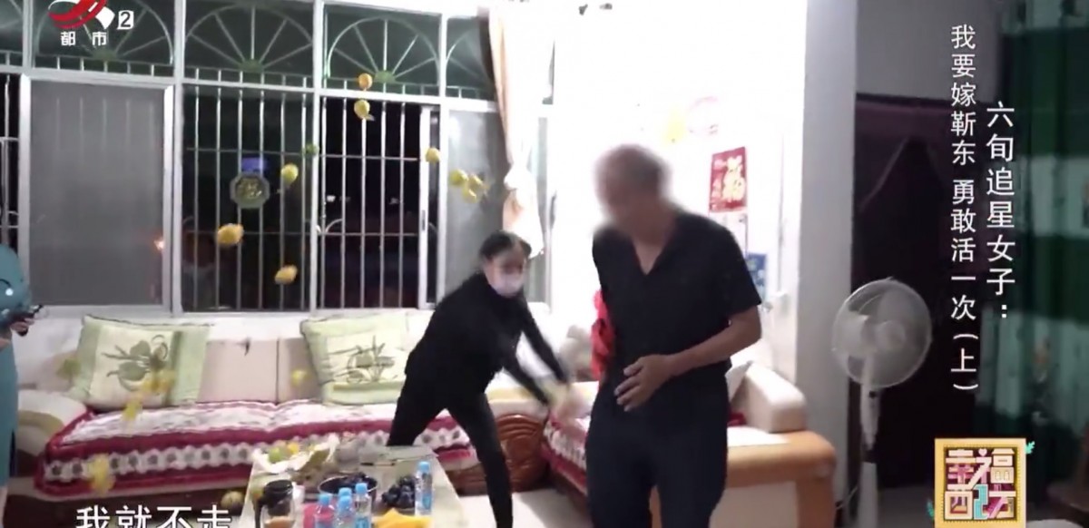 她的丈夫有見及此,便嘗試勸阻,哪知道黃大媽竟然因不滿而對他動武