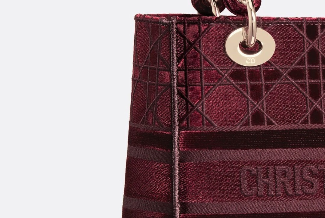像Lady Dior便以三款秋冬必備的顏色:深藍、酒紅和純黑色配上充滿格調的絲絨材質,細看的話,在光線折射下更能看見袋面散發出低調的光芒