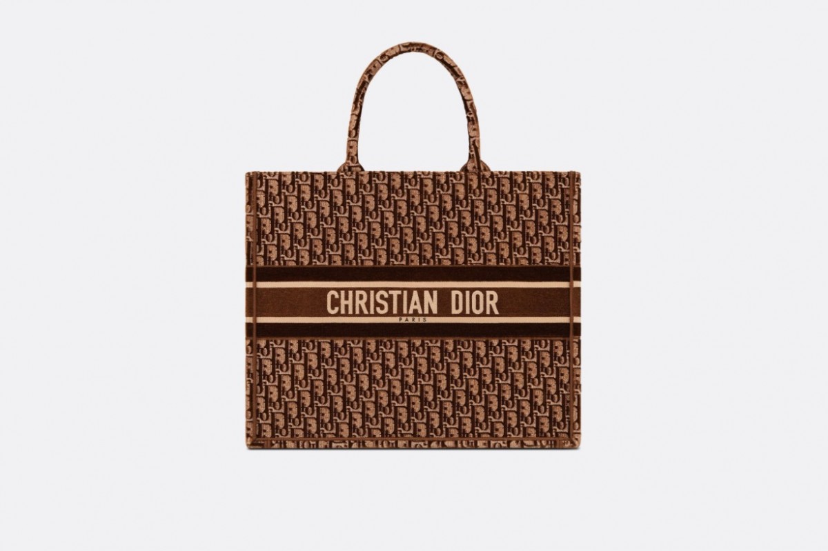 以高實用性聞名的Dior Book Tote中亦能看見絲絨的出現。充滿年代感的Monogram在絲絨的襯托下