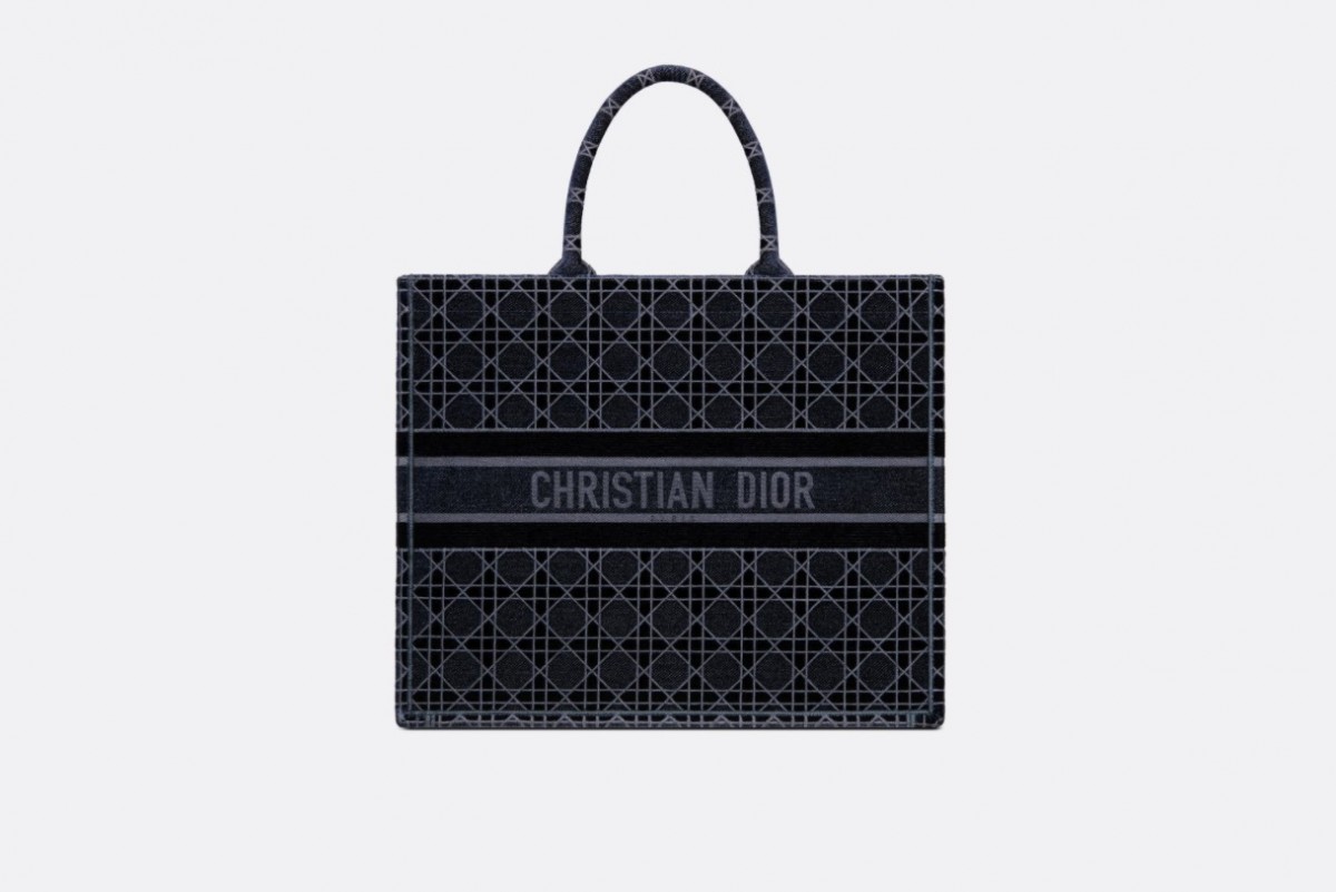 Dior亦再度包裝經典手袋Lady Dior和Dior Book Tote